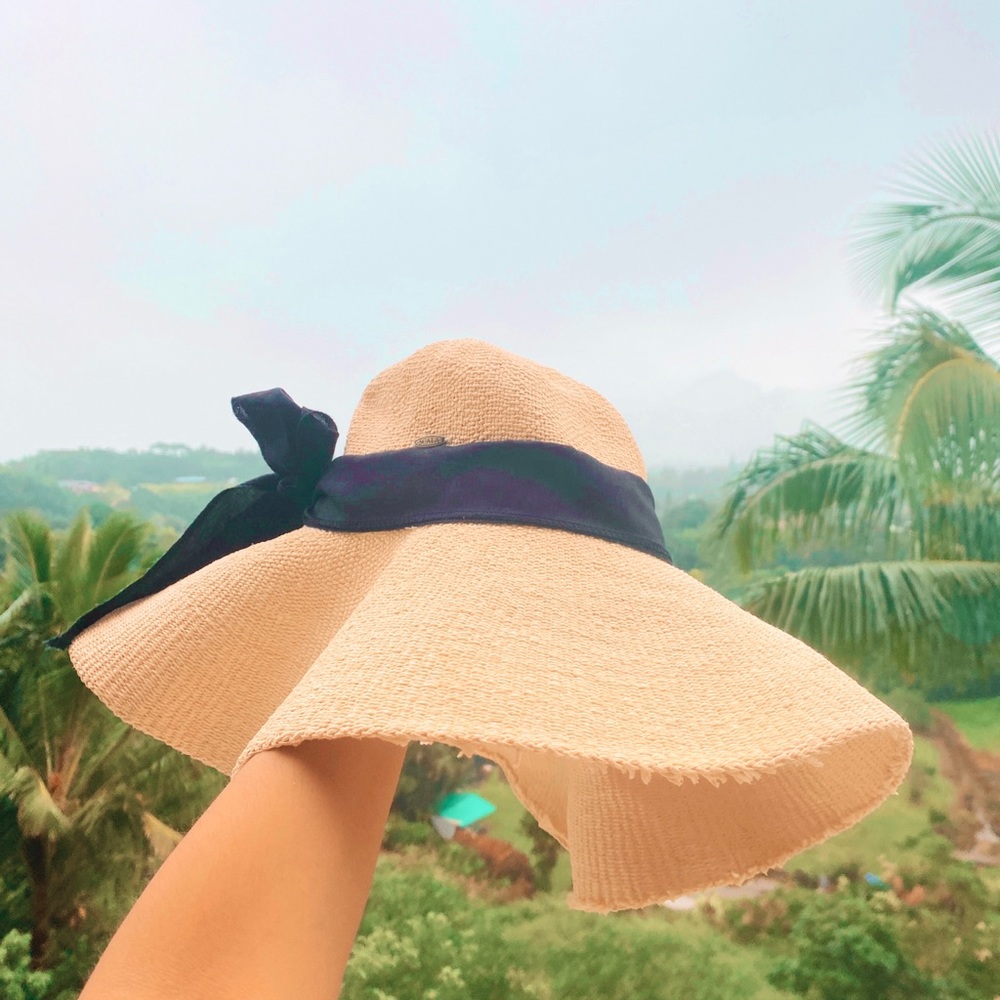 sun hat w/ black ribbon